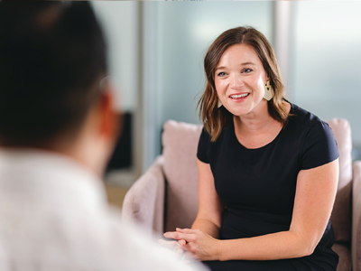 salomon-ludwin-ask-an-advisor-image woman seated speaking to a male client in the foreground